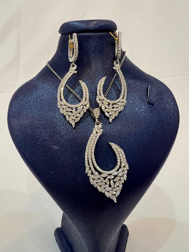 نیم ست نقره زنانه طرح سلطنتی با آبکاری رودیوم کد NS106